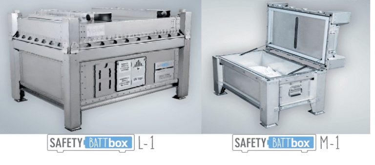 Zwei Metallboxen, die die Batterie sicher lagern. Eine Box geschlossen, die andere offen.