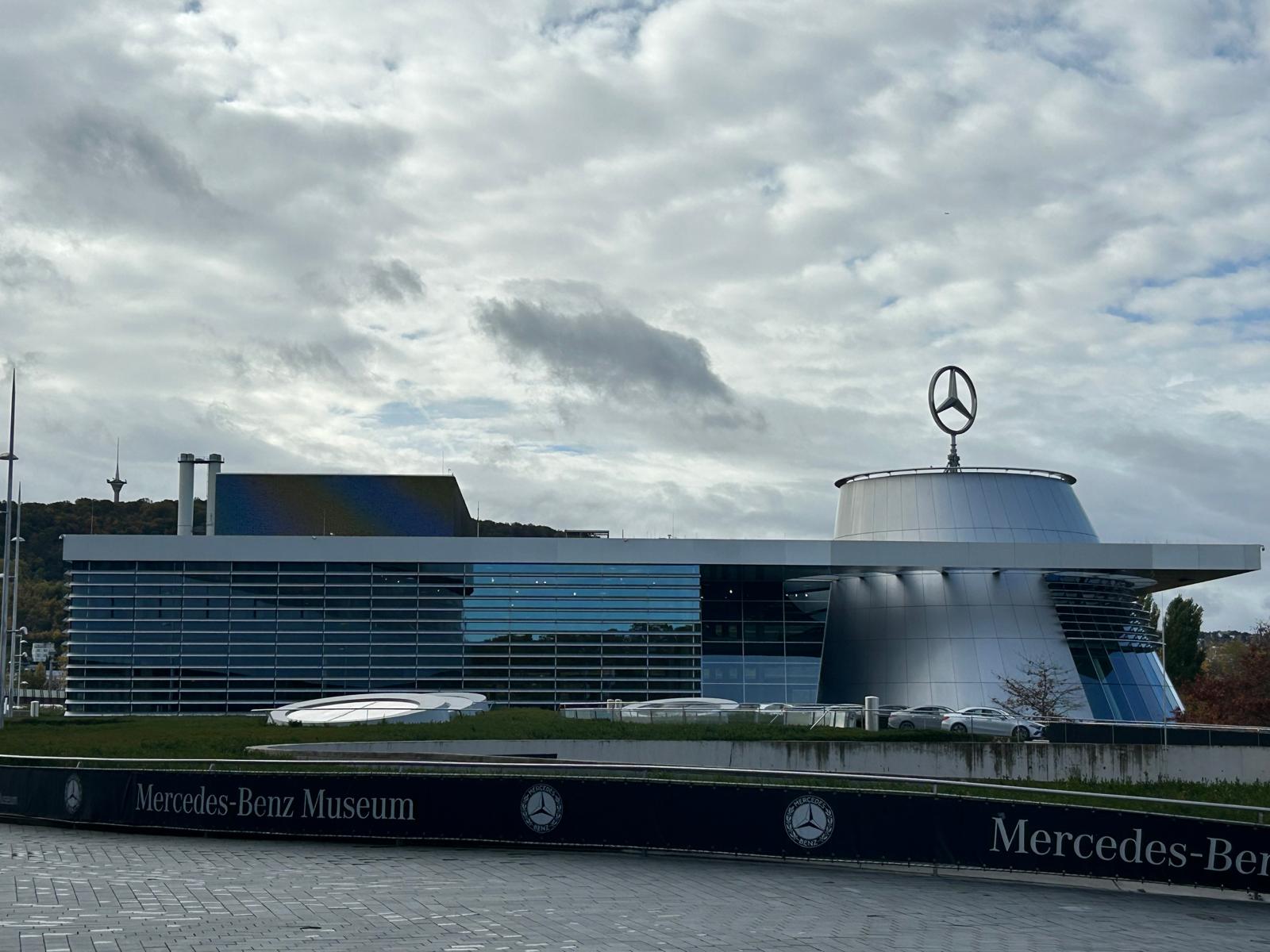 Das moderne Mercedes-Benz Museum mit silberner Fassade und großem Mercedes-Stern