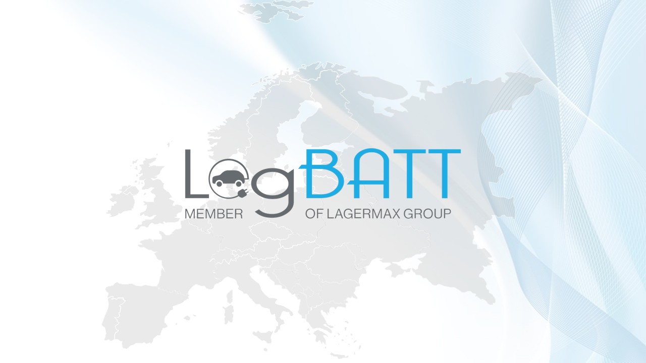 Das LogBATT Logo in Blau und Grau über einer stilisierten Europakarte